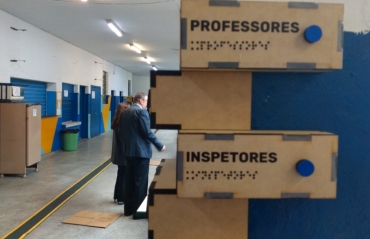 Detalhe da Sinaliza��o para alunos com baixa vis�o e cegos