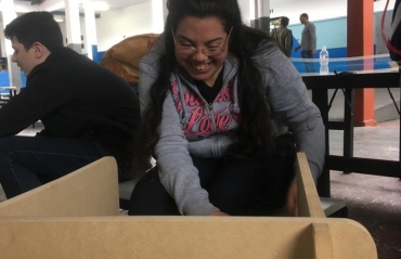 Aluna da EE Prof� Inah de Mello participando da montagem